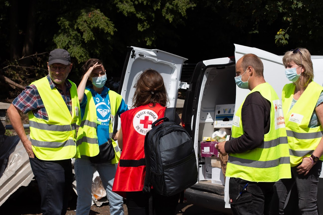 Mitarbeitende vom Roten Kreuz Belgien bereiten eine Hilfsaktion vor